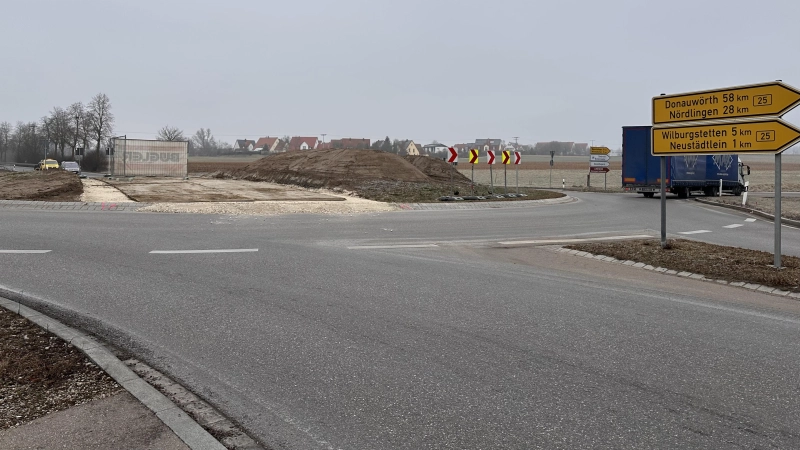 Der Kreisverkehr an der B25 beim Dinkelsbühler Stadtteil Neustädtlein wurde für den Schwertransport umgebaut. (Foto: Martina Haas)