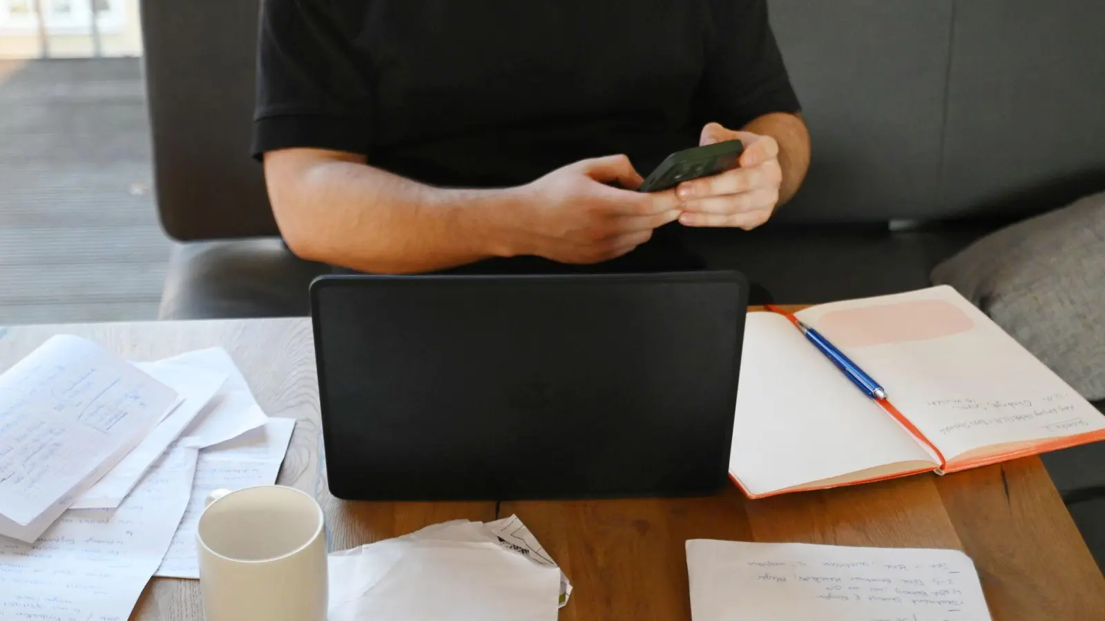 Red Flags bei der Jobsuche: Fehlende Gehaltsangaben oder schwammige Jobbeschreibungen können auf mangelnde Transparenz und Professionalität hinweisen <br> (Foto: Lea Winkler/dpa/dpa-tmn)