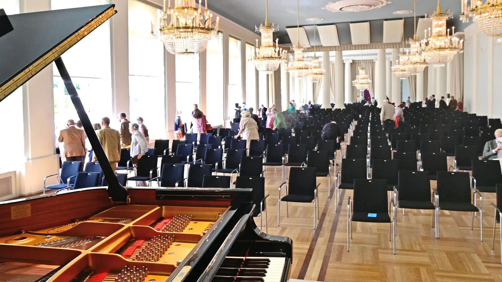 Wenn am Samstagmittag die letzten Konzertgäste den Saal verlassen haben, muss es schnell gehen: Alle Stühle raus, damit die Vorbereitungen für den Stehempfang am Abend starten können. (Archivfoto: Jim Albright)