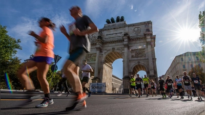 An diesem Sonntag ist es wieder so weit: Tausende werden zum Marathon-Lauf durch München erwartet. (Archivbild) (Foto: Lino Mirgeler/dpa)