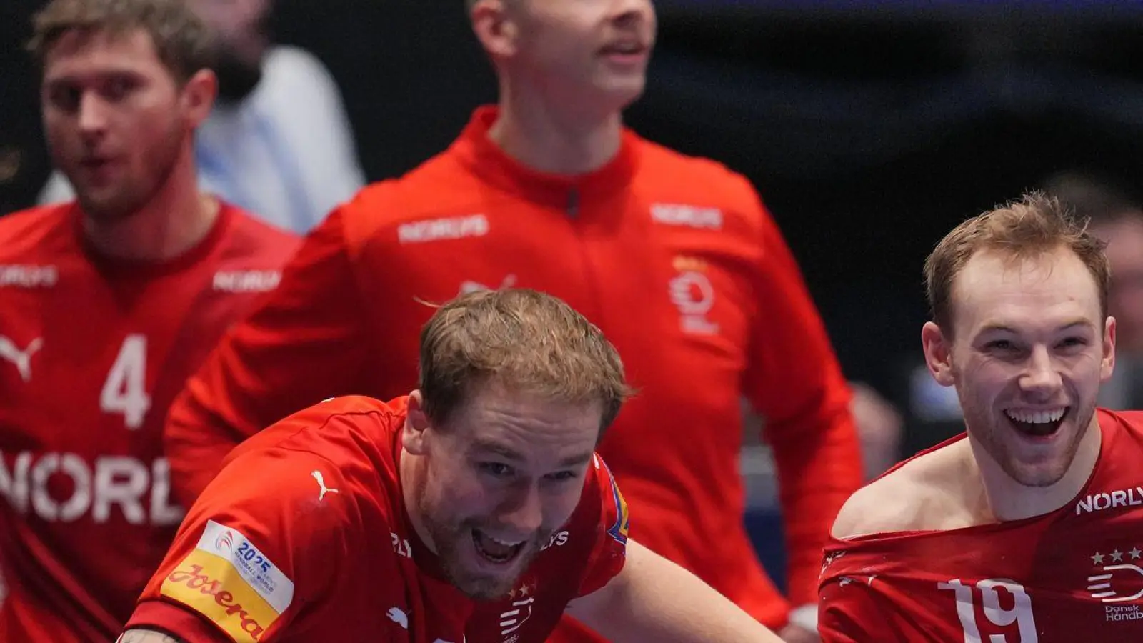 Die Dänen Simon Pytlick (l) und Mathias Gidsel (r) spielen bald auch wieder im Club zusammen. (Archivbild) (Foto: Soeren Stache/dpa)