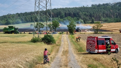 Rund 80 Feuerwehrleute aus den Landkreisen Neustadt/Aisch-Bad Windsheim und Ansbach halfen zusammen, um einen Feldbrand bei Obernzenn zu löschen. (Foto: Rainer Weiskirchen)