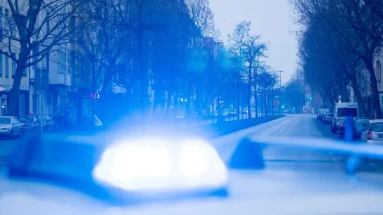 Ein Blaulicht leuchtet während Evakuierungsmaßnahmen auf dem Dach eines Polizeiwagens. (Foto: Christoph Soeder/dpa/Symbolbild)