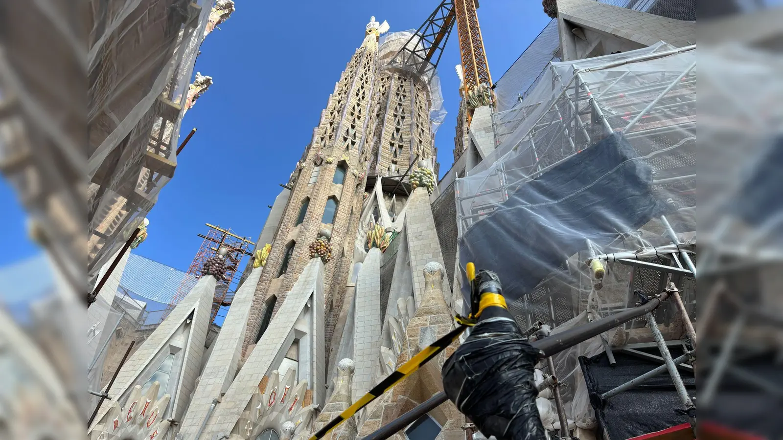Mit der Krönung des Jesusturms mit einem in Deutschland gebauten begehbaren Kreuz hat die Basilika Sagrada Família in Barcelona ihre endgültige Höhe von 172,50 Metern erreicht. Bis zur Fertigstellung des 1882 begonnenen Baus wird es aber noch mindestens bis 2034 dauern.  (Foto: Jan-Uwe Ronneburger/dpa)