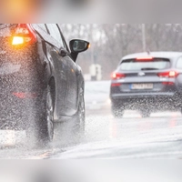 Unwetterwarnung für Deutschland: Der Deutsche Wetterdienst rechnet zum Wochenende mit Gewittern, Starkregen und Sturmböen. Besonders bei stehendem Wasser auf der Fahrbahn besteht Aquaplaning-Gefahr. (Foto: Julian Stratenschulte/dpa/dpa-tmn)
