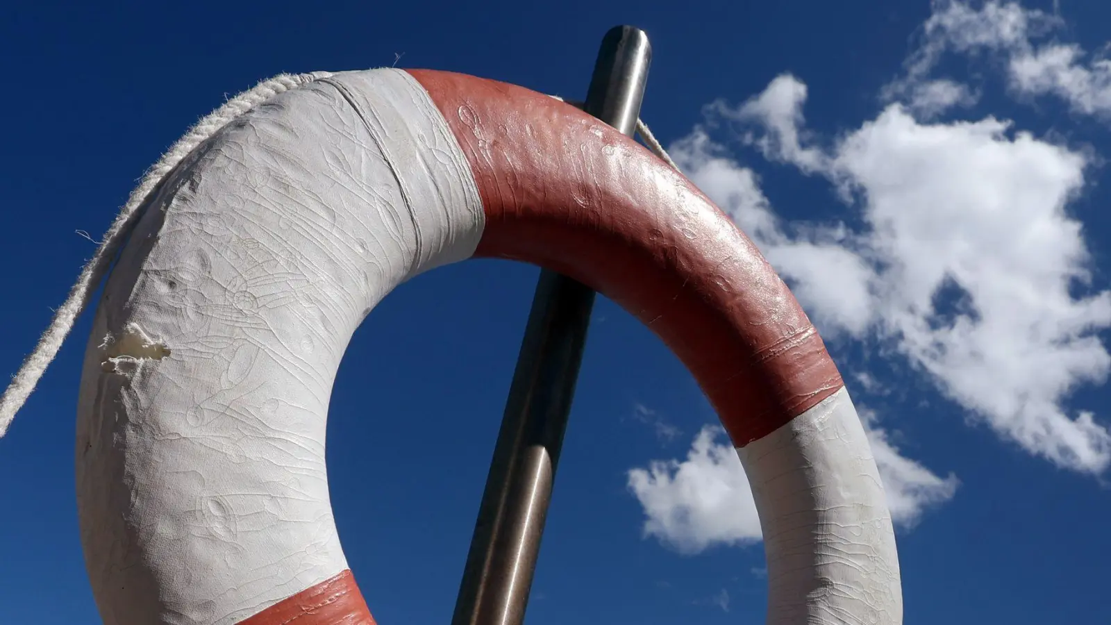 Die Polizei ging zuletzt davon aus, dass der 18-Jährige in Donauwörth ins Wasser geraten war. (Symbolbild) (Foto: Karl-Josef Hildenbrand/dpa)