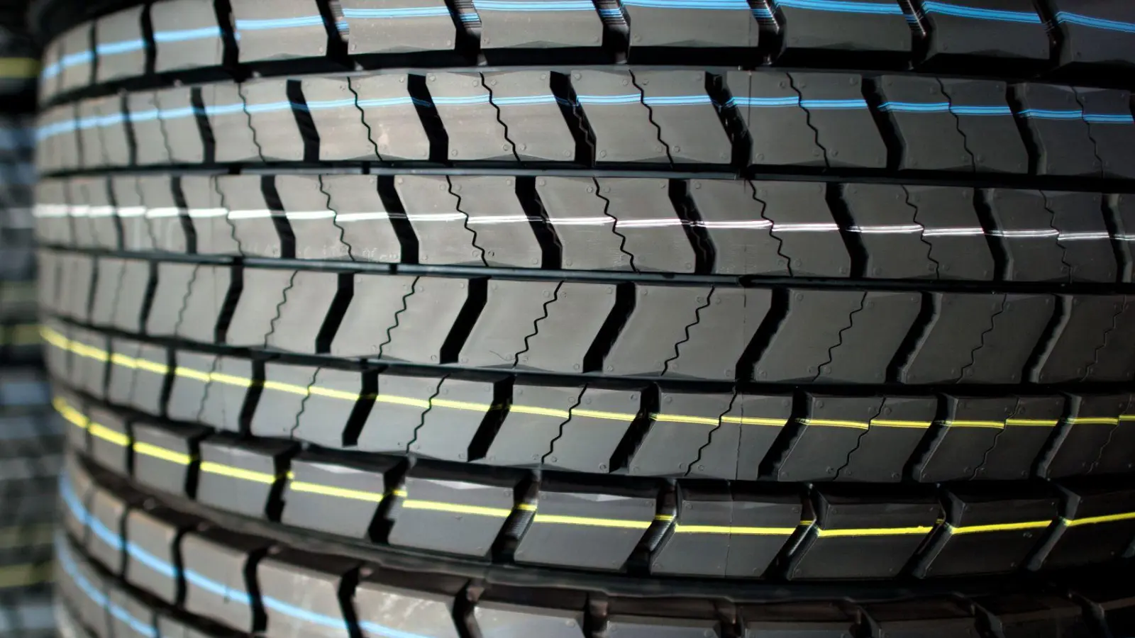 Auf dem Gelände eines Reifenhandels brach am Freitag ein Feuer aus. (Symbolbild) (Foto: Julian Stratenschulte/dpa)