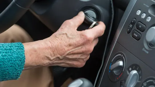 Eine Studie aus Japan hat ergeben, dass obligatorische Fahreignungstests bei Seniorinnen und Senioren zu weniger Autounfällen führen. (Foto: Patrick Pleul/dpa-Zentralbild/dpa)