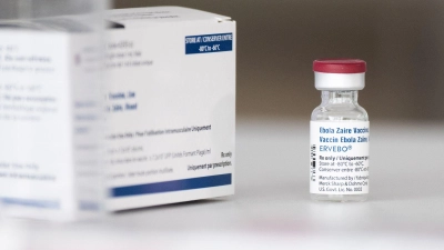 Nach Angaben der WHO sind im Land 2.000 Dosen des Ebola-Impfstoff Ervebo vorrätig. (Archivbild) (Foto: Julian Stratenschulte/dpa)