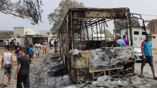 Ein ausgebrannter Lastwagen nahe der nordalgerisch-tunesischen Grenze. (Foto: Mohamed Ali/AP/dpa)
