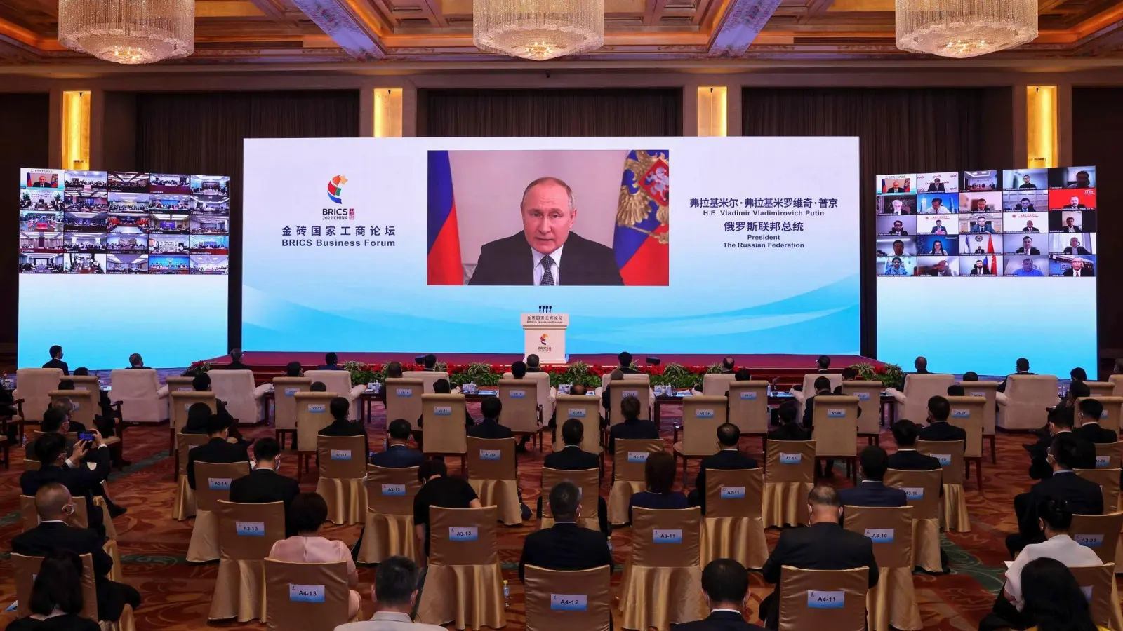 Auf diesem von der chinesischen Nachrichtenagentur Xinhua veröffentlichten Foto hält Wladimir Putin (Monitor), Präsident von Russland, bei der Eröffnungszeremonie des BRICS-Wirtschaftsforums in Peking eine Grundsatzrede per Videoschalte. (Foto: Yin Gang/Xinhua/AP/dpa)
