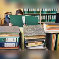 Digitale Daten statt Aktenberge: Das Landratsamt will unter anderem mithilfe von Künstlicher Intelligenz Verfahren schneller abwickeln.  (Symbolbild: Jim Albright)