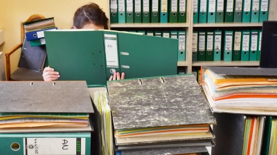 Digitale Daten statt Aktenberge: Das Landratsamt will unter anderem mithilfe von Künstlicher Intelligenz Verfahren schneller abwickeln.  (Symbolbild: Jim Albright)