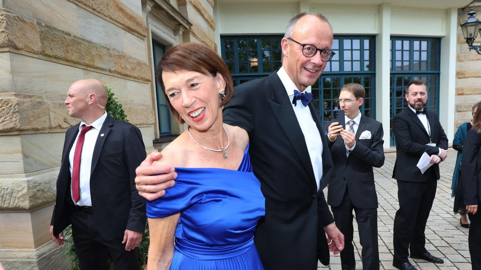 Das Ehepaar Merz vor dem Bayreuther Festspielhaus.  (Foto: Karl-Josef Hildenbrand/dpa)
