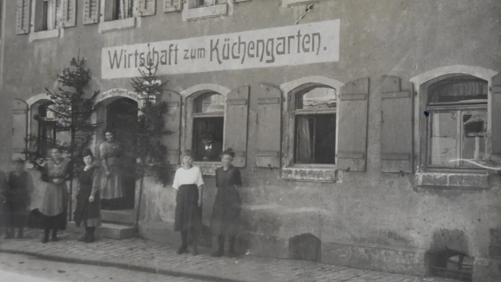 Das Gasthaus zum Küchengarten an der Bahnhofstraße auf einer historischen Aufnahme aus dem Privatarchiv des Heimatforschers Hartmut Schötz. Das Gasthaus wurde bei den Bombenangriffen im Jahr 1945 komplett zerstört. (Repro: Lara Hausleitner)