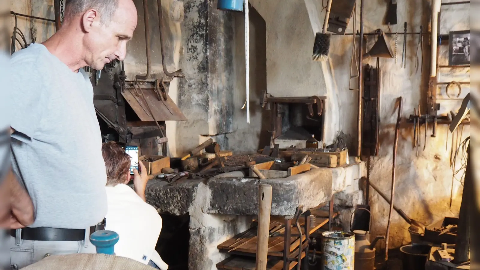 Auch die ehemalige Dorfschmiede in Mosbach durfte während des zweistündigen Rundgangs besichtigt werden. Bernhard Heinemann stellte dabei zahlreiche Relikte aus längst vergangenen Zeiten vor. (Foto: Erich Herrmann)