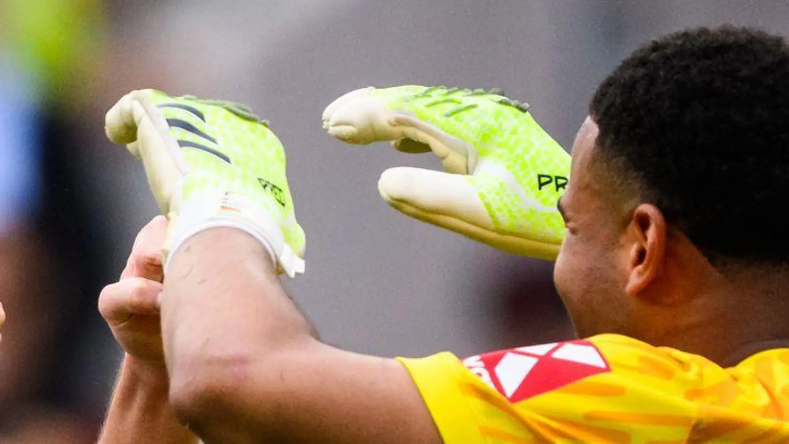 Mit dem SC Freiburg feierte Noah Atubolu (r.) am Samstag den ersten Saisonsieg. (Foto: Tom Weller/dpa)