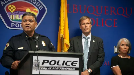 Harold Medina, Polizeichef von Albuquerque, gibt eine Pressekonferenz neben Bürgermeister Tim Keller und Gouverneurin Michelle Lujan Grisham. (Foto: Adolphe Pierre-Louis/Albuquerque Journal via ZUMA/dpa)