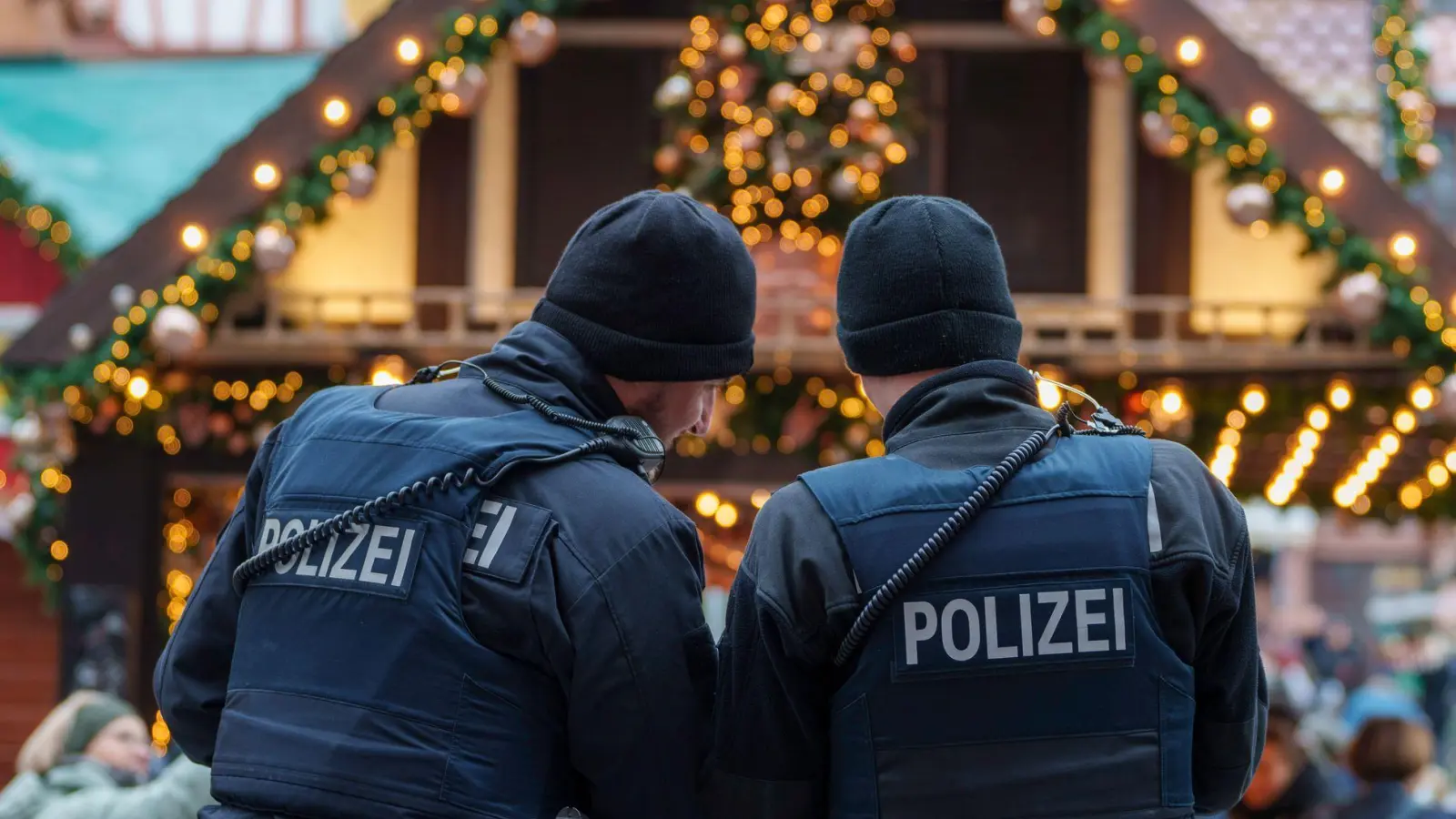Einsatz auf dem Weihnachtsmarkt: Wegen des randalierenden Mannes rückt die Polizei aus. (Symbolbild) (Foto: Andreas Arnold/dpa)