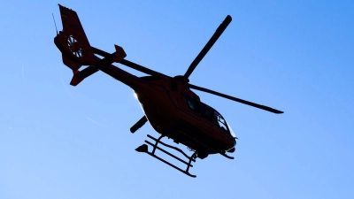 Der Motorradfahrer wurde mit dem Hubschrauber in ein Klinikum geflogen. (Symbolbild) (Foto: Julian Stratenschulte/dpa)