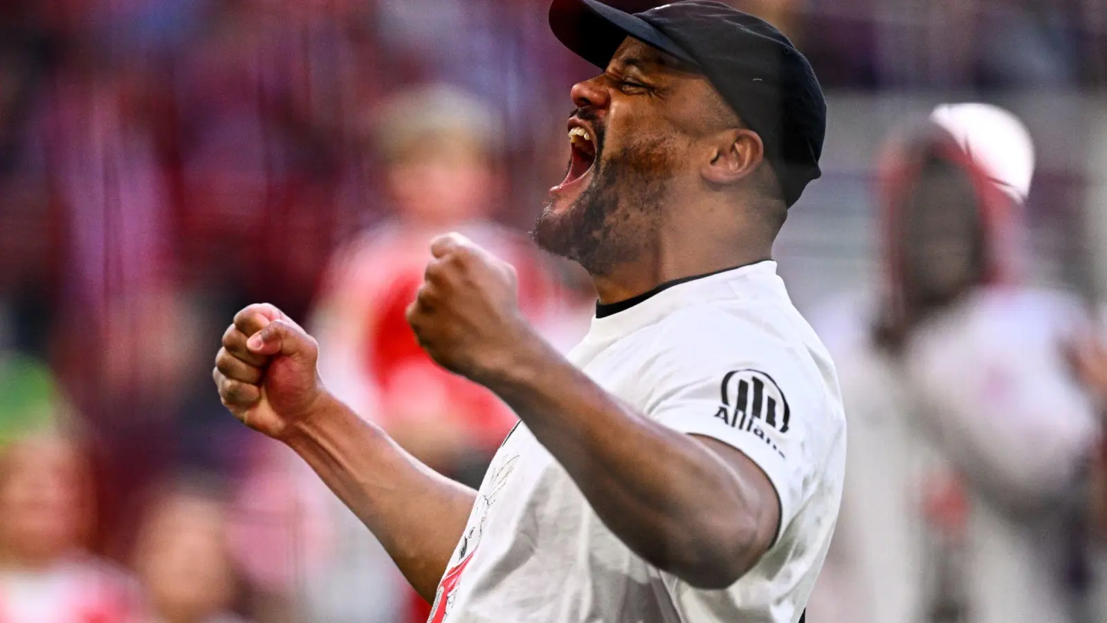 Trainer Vincent Kompany feiert mit den Fans den Titel. (Foto: Tom Weller/dpa)