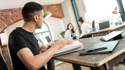 Nach dem Teammeeting bilden sich sofort Grüppchen, die das Gesagte besprechen? Ein Anzeichen für Misstrauen im Team. (Foto: Christin Klose/dpa-tmn)