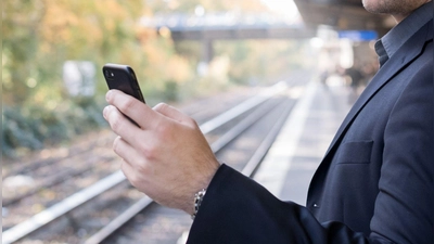 Echtzeitdaten für Bus und Bahn: Google Maps zeigt künftig nicht nur geplante Abfahrtszeiten, sondern auch Verspätungen und Prognosen direkt in der App. (Foto: Alexander Heinl/dpa-tmn)