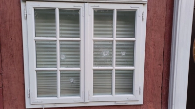 Mehrere Fensterscheiben der Stiftung in Celle sind zerstört worden. (Foto: Stiftung Niedersächsische Geden/Stiftung niedersächsische Gedenkstätten/dpa)