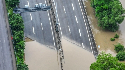 Die Autobahnauffahrt zur A620 in Saarbrücken ist überschwemmt. Heftiger Dauerregen hat im Saarland vielfache Überflutungen und Erdrutsche verursacht. (Foto: Laszlo Pinter/dpa)