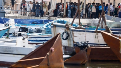 Migranten stehen an einem Hafen auf Lampedusa. (Foto: Cecilia Fabiano/LaPresse via ZUMA Press/dpa)