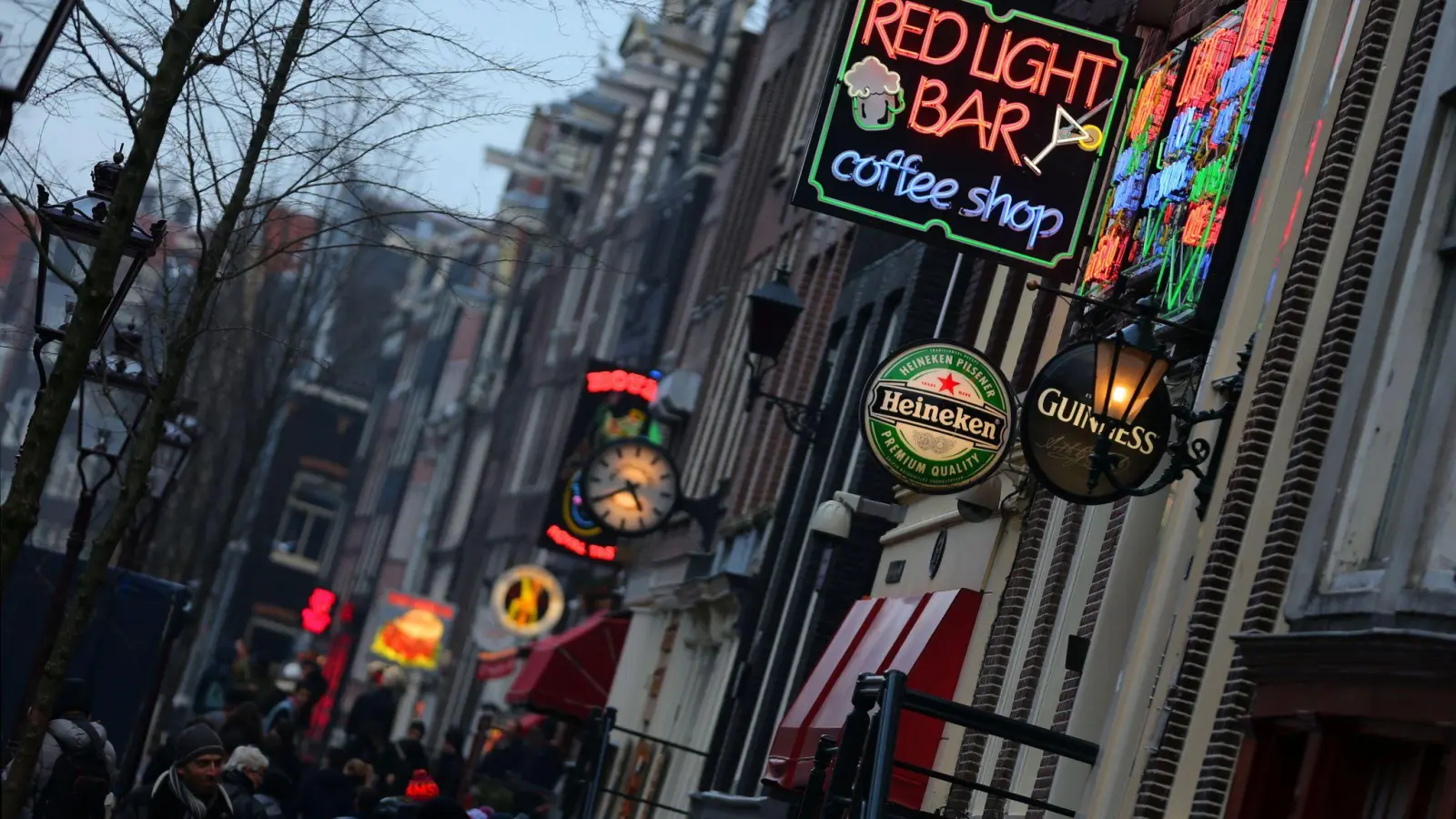 Ab dem 25. Mai gilt im alten Zentrum von Amsterdam ein Kiff-Verbot. Die Coffeeshops dürfen aber weiter weiche Drogen verkaufen. (Foto: picture alliance / dpa)