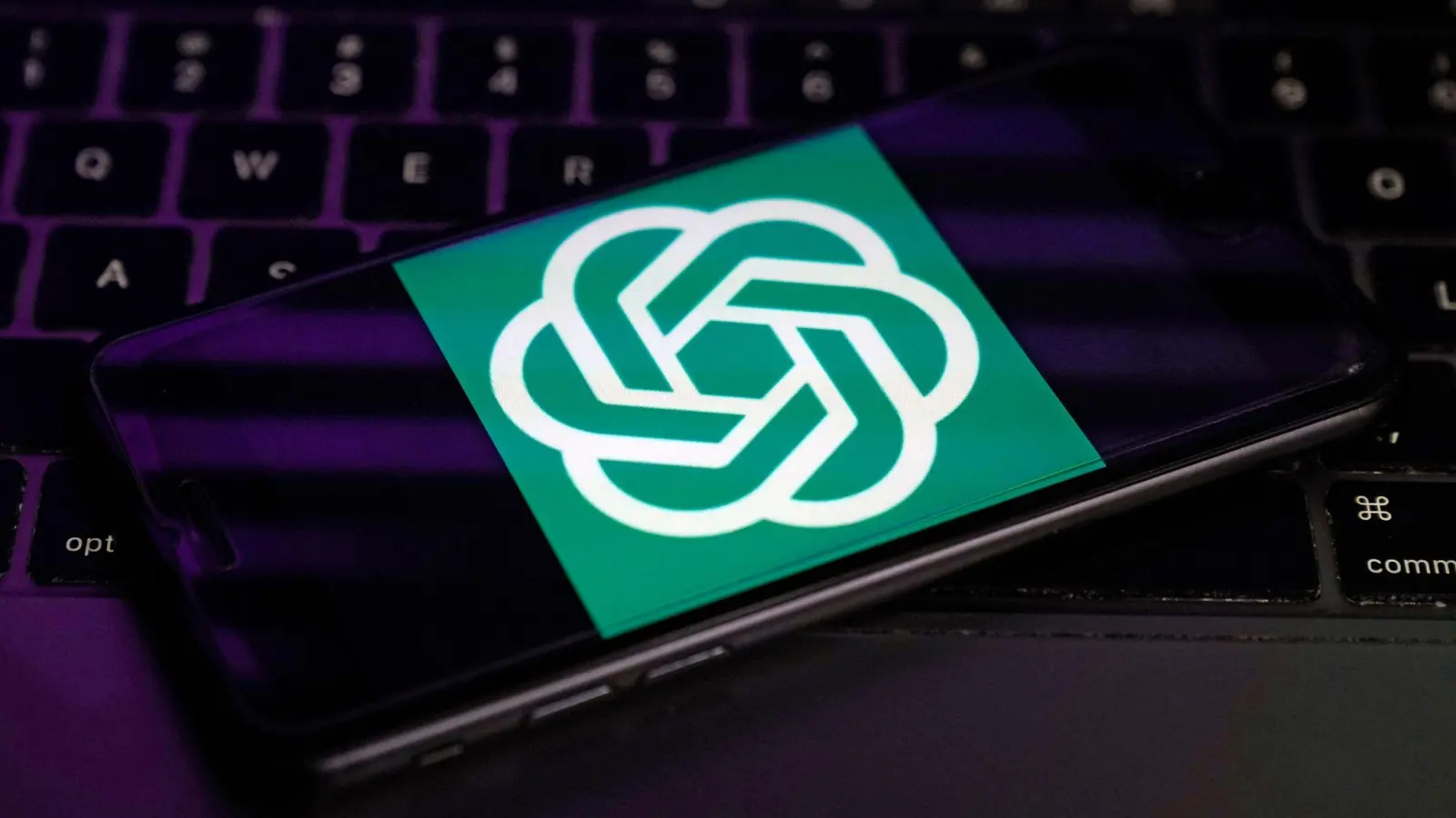 Das Logo von OpenAI, dem Hersteller von ChatGPT: Auch an der Hochschule Ansbach ist Künstliche Intelligenz ein wichtiges Thema. (Foto: Richard Drew/AP/dpa)