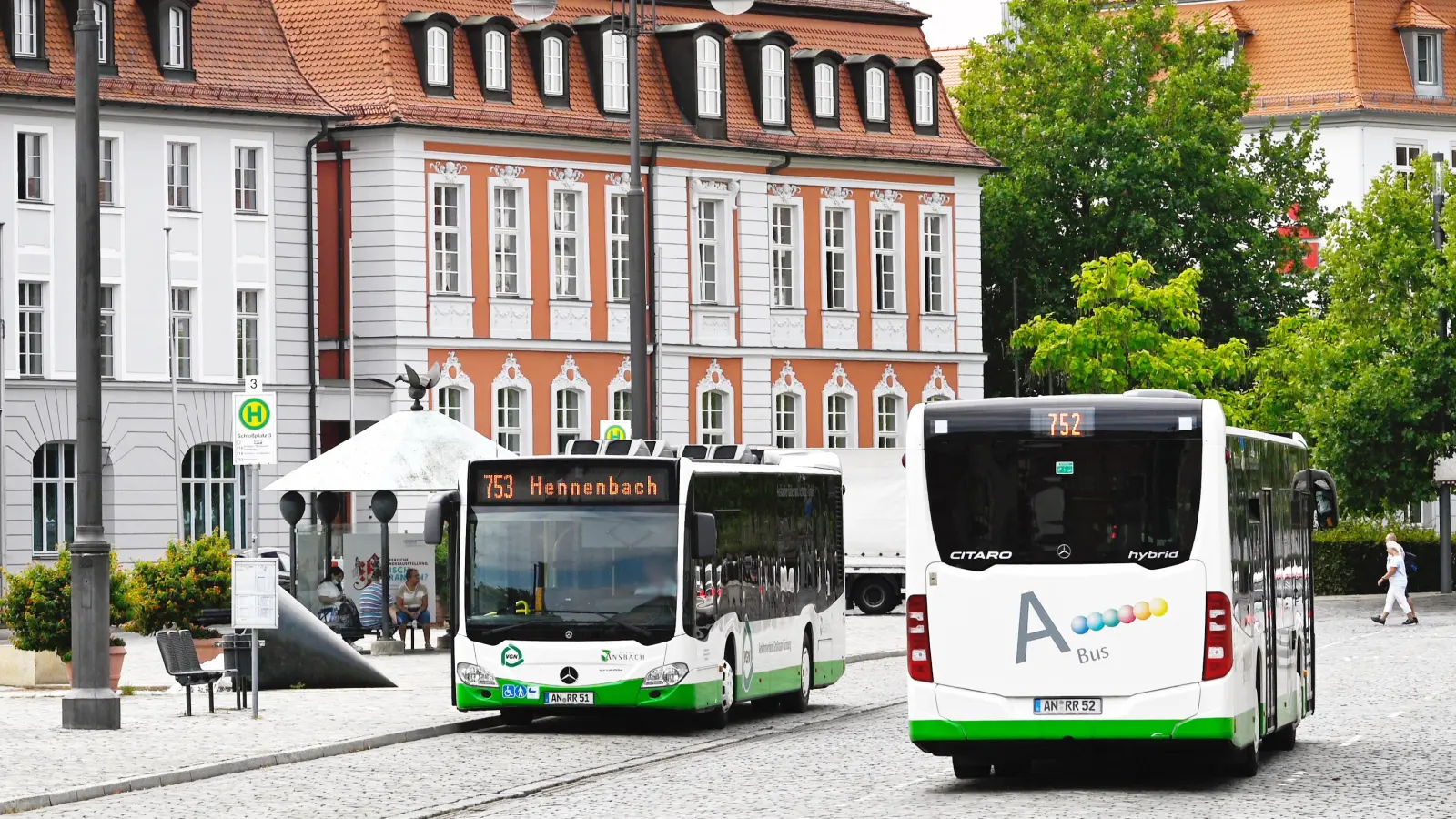Busse der Stadtlinien auf dem Schlossplatz: Wenn sie nicht von Schülern genutzt werden, sind viele Busse untertags oft wenig besetzt. (Foto: Jim Albright)