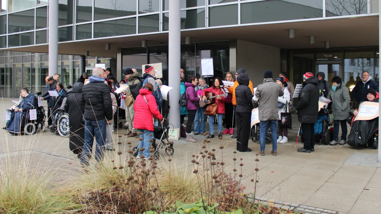 Mit Gitarre und Trommeln ausgestattet, kamen die Teilnehmenden zu einer Protestaktion vor dem Bezirksrathaus in Ansbach. (Foto: Constantin Prosch)