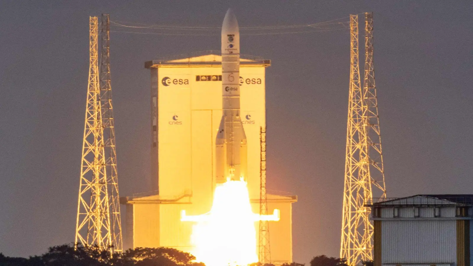 Hier startet die Ariane 6 in der schwächeren Version mit zwei Boostern, im Februar soll sie erstmals in der stärksten Version mit vier Boostern fliegen. (Archiv) (Foto: Ronan Lietar/AFP/dpa)