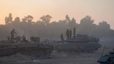 Soldaten der israelischen Armee begeben sich nahe der Grenze zum Gazastreifen in Stellung. (Foto: Ohad Zwigenberg/AP/dpa)