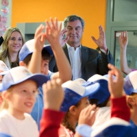 Bewegung hält fit: Grundschulkinder geben unter anderem Ministerpräsident Söder (CSU) Einblicke in ihren Schulalltag. (Foto: Peter Kneffel/dpa)