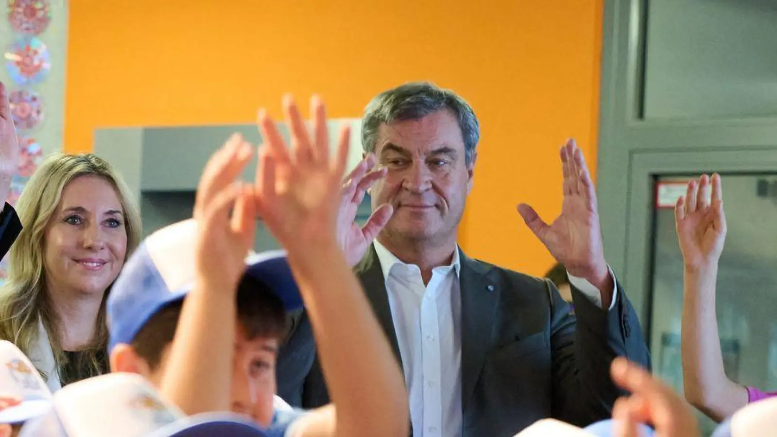 Bewegung hält fit: Grundschulkinder geben unter anderem Ministerpräsident Söder (CSU) Einblicke in ihren Schulalltag. (Foto: Peter Kneffel/dpa)