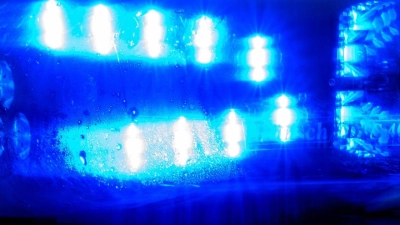 Blaulicht leuchtet auf einem Fahrzeug der Polizei. (Foto: Klaus-Dietmar Gabbert/dpa)