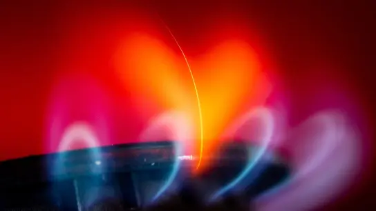 Die Flamme eines Gasherdes brennt in einer Küche. (Foto: Frank Rumpenhorst/dpa/Symbolbild)