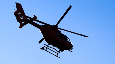 Ein Rettungshubschrauber brachte den Verletzten in eine Klinik. (Symbolbild) (Foto: Julian Stratenschulte/dpa)