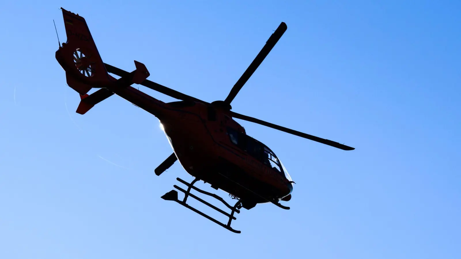 Ein Rettungshubschrauber brachte den Verletzten in eine Klinik. (Symbolbild) (Foto: Julian Stratenschulte/dpa)