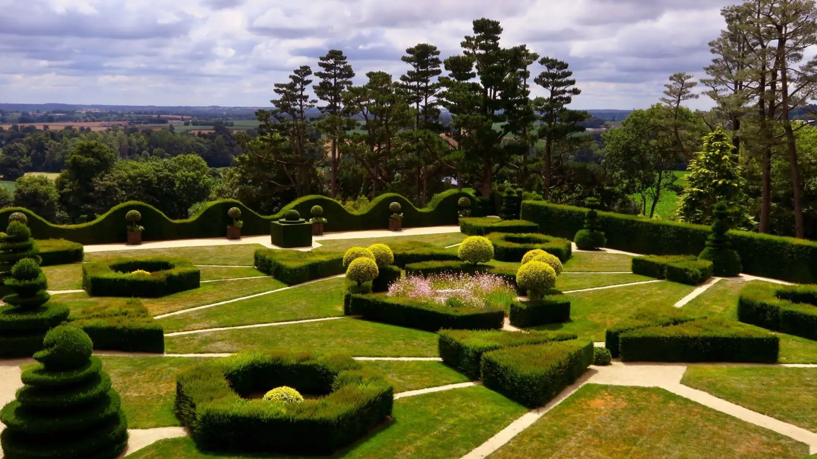 Der Jardin du Chateau de la Ballue wirkt mit dem erhabenen Parterre aus geometrischen Formen und symmetrischen Wegen wie ein barocker Garten, ist aber eine Neugestaltung aus den Siebzigerjahren. (Foto: Daniela David/dpa-tmn)