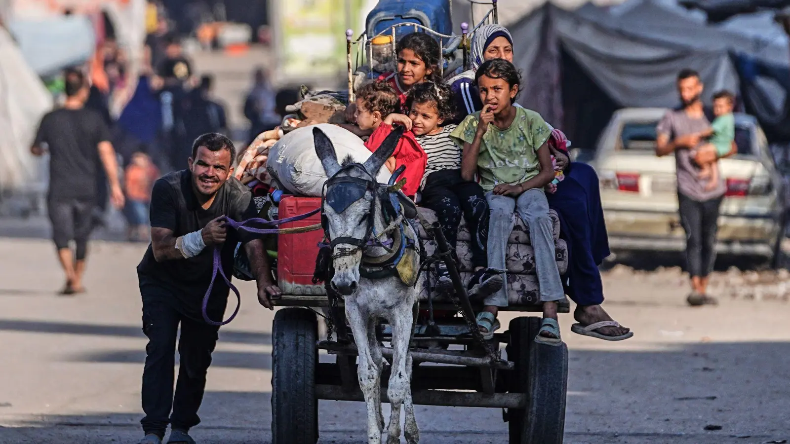 Vertriebene fliehen aus Gaza-Stadt (Foto: Jehad Alshrafi/AP/dpa)