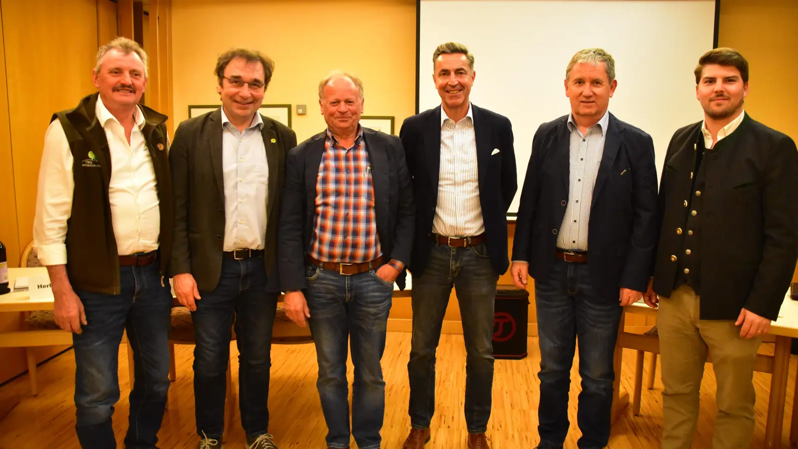 Das aus fachlicher Sicht heterogen besetzte Podium mit (von links): Herbert Hechtel, Dr. Ralf Straußberger, Dr. Karl-Heinz Neuner, Harald Benkert, Hermann Lorenz und Georg Dischner. (Foto: Fritz Arnold)