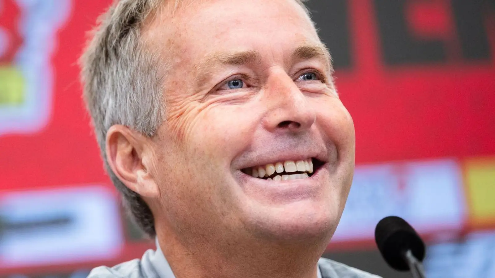 Souveräner Auftritt: Kasper Hjulmand bei seiner ersten Pressekonferenz als Leverkusen-Trainer. (Foto: Marius Becker/dpa)