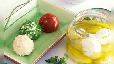 Für die Joghurtbällchen muss man nur Joghurt abtropfen lassen. Ist die Flüssigkeit raus, wird die feste Masse gesalzen und zur Kugel geformt. Dann nur noch in Gewürzen wälzen - fertig.  (Foto: Andrea Jungwirth/Leopold Stocker Verlag/dpa-tmn)