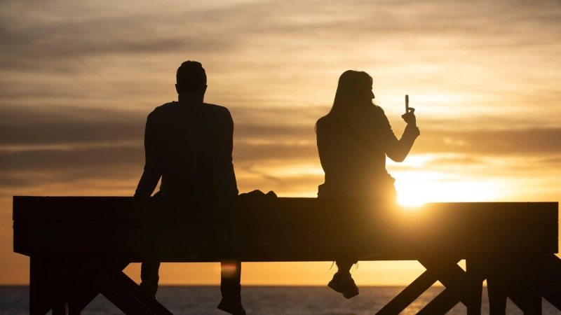 Menschen mit Bindungsangst verspüren oft eine große Sehnsucht nach Verbindung - und fliehen gleichzeitig davor.  (Foto: Clara Margais/dpa/dpa-tmn)