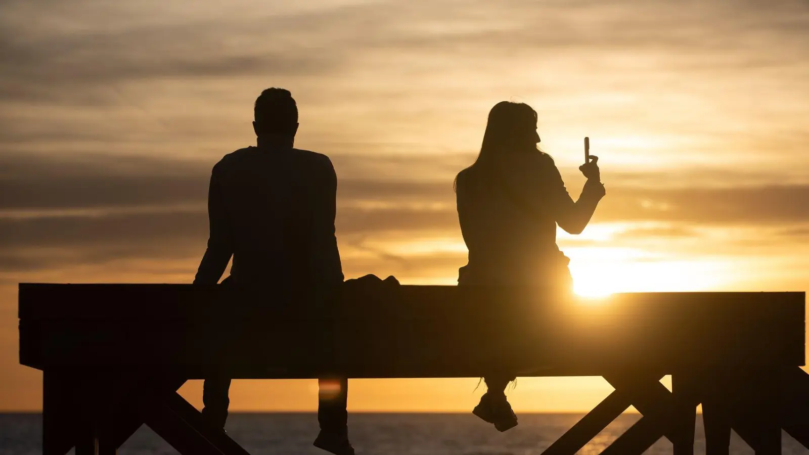 Menschen mit Bindungsangst verspüren oft eine große Sehnsucht nach Verbindung - und fliehen gleichzeitig davor.  (Foto: Clara Margais/dpa/dpa-tmn)