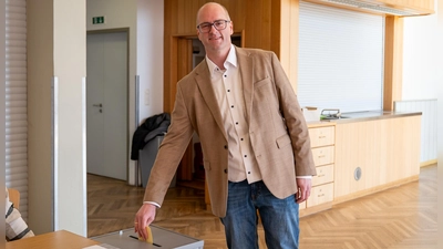 Ob er sich wohl selbst gewählt hat? Hier wirft gerade der ab Mai neue Uffenheimer Bürgermeister Thomas Schmitt (BLU) seinen Stimmzettel in die Wahlurne. (Foto: Mirko Fryska)